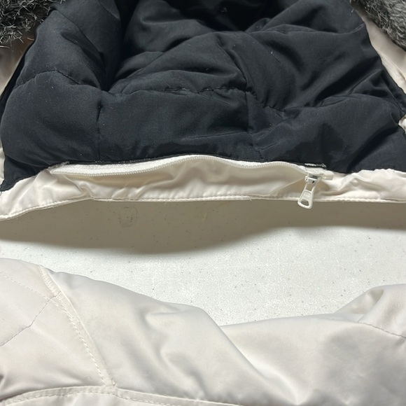 Columbia White Puffer Coat, Jacket - Picture 16 of 17